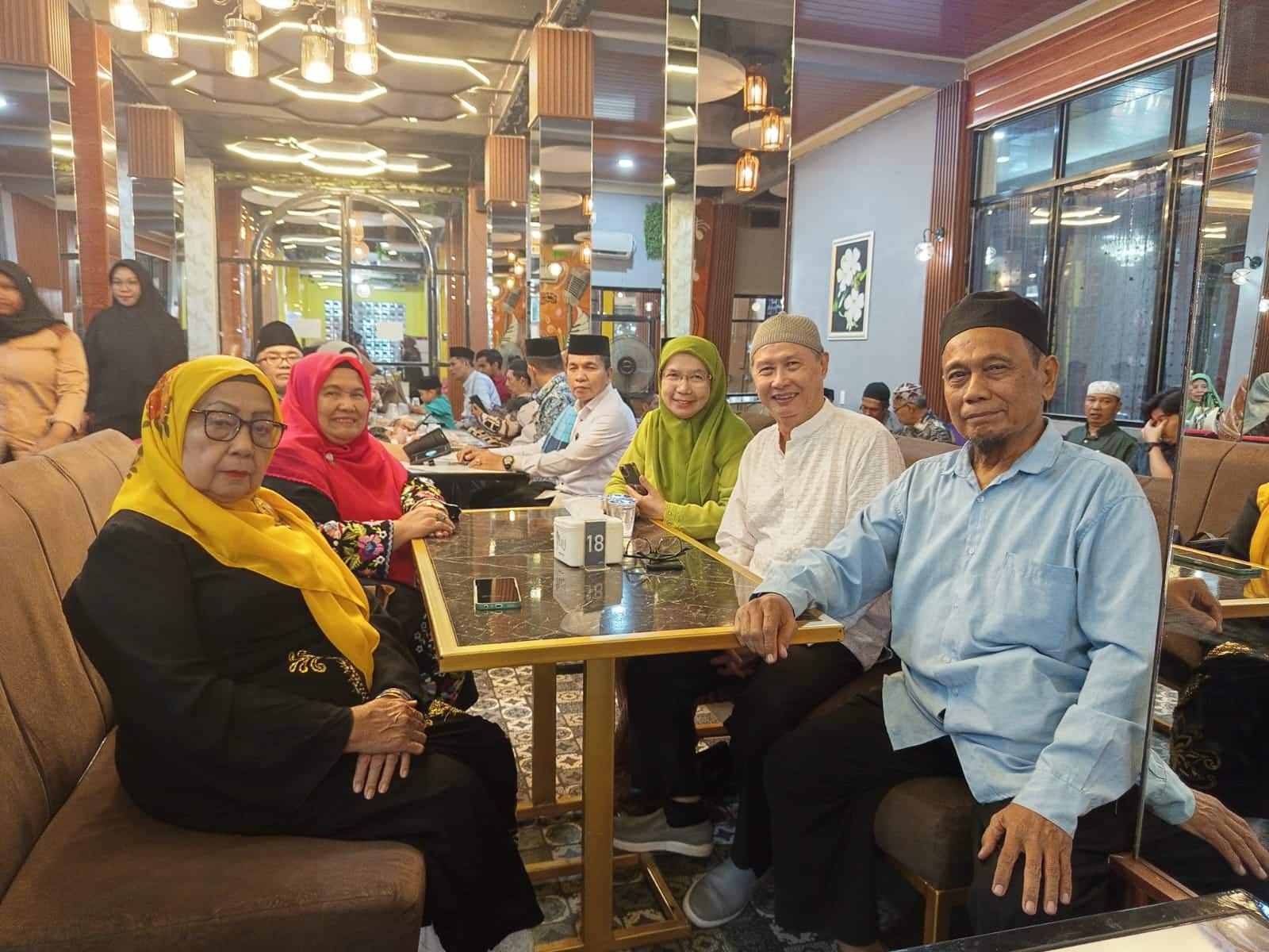 Keluarga Besar Ikatan Labuhan Batu (IKLAB) Raya menggelar berbuka puasa bersama di Stadion Cafe, Jalan Stadion Teladan, Jumat 7 Maret 2025, malam. (Ist)