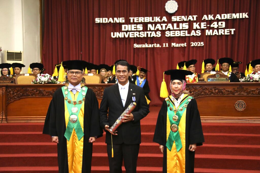 Mentan Amran Terharu Raih Penghargaan UNS, Teringat Didikan Ibunda