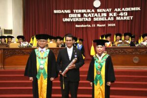 Mentan Amran Terharu Raih Penghargaan UNS, Teringat Didikan Ibunda