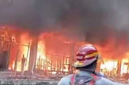 Petugas pemadam berjibaku memadamkan kios pedagang di Pasar Jumaah Purwakarta yang terbakar. (Ist)