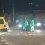 Layar tangkap memperlihatkan genangan air yang menutupi jalan raya di depan gerbang rest area Gunung Mas (KIS/IST)