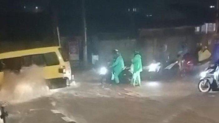 Layar tangkap memperlihatkan genangan air yang menutupi jalan raya di depan gerbang rest area Gunung Mas (KIS/IST)