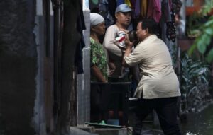 Emak-emak Korban Banjir di Bekasi Terharu Dikunjungi Prabowo