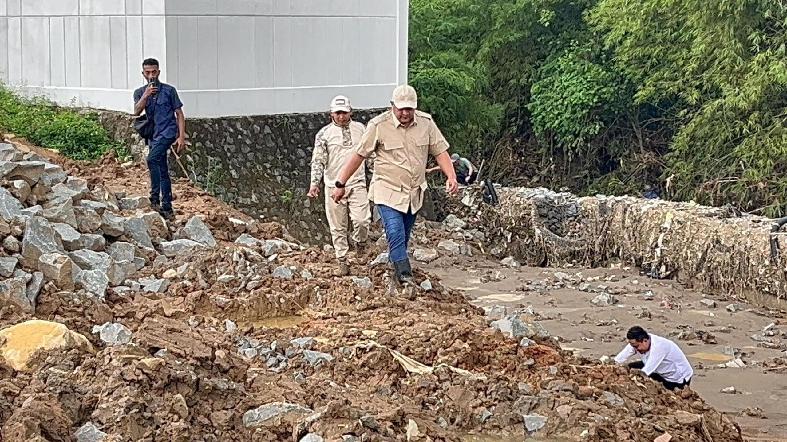 Bupati Bogor Rudy di dampingi tim teknis menyusuri aliran Sungai Cisarapati dan Sungai Cikeas (KIS/IST)