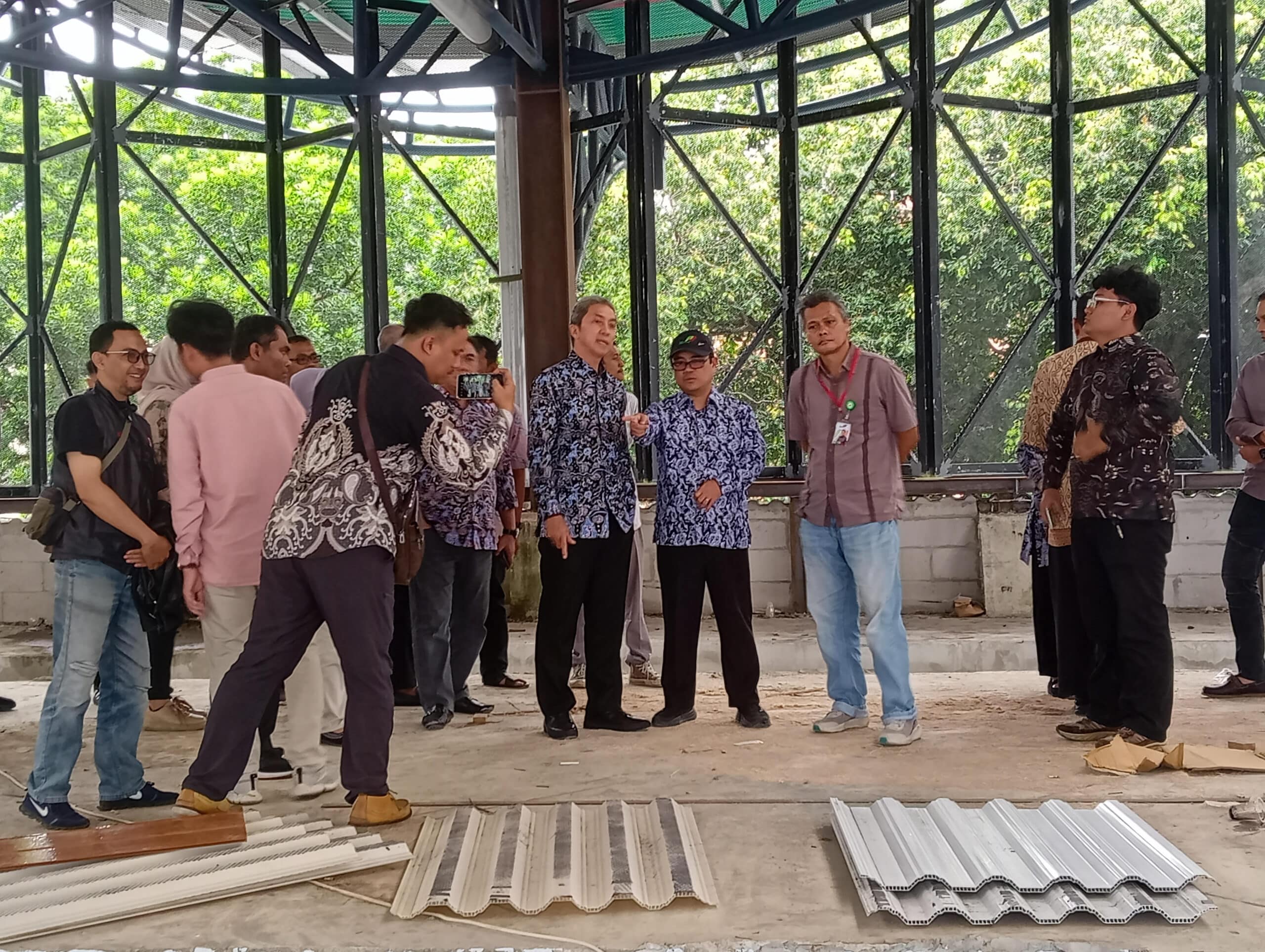 Wali Kota Bogor saat berkunjung ke lokasi proyek revitalisasi Pasar Sukasari atau Pasar Gembrong (KIS/NICKO)