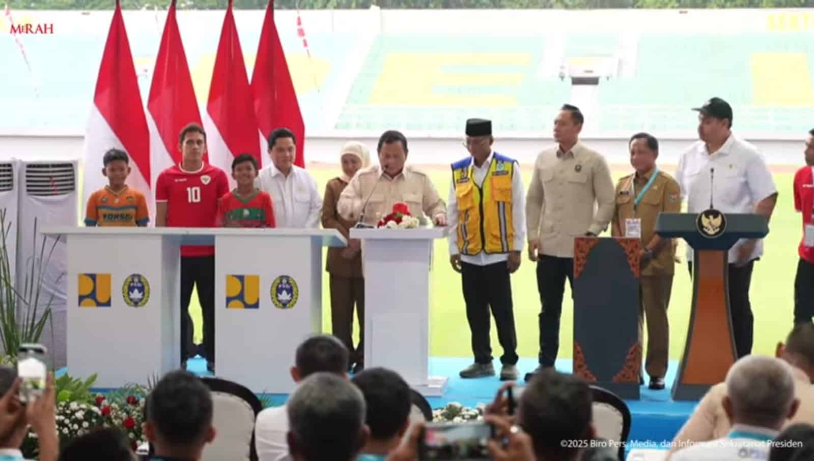 Presiden Prabowo didampingi Ketum PSSI meresmikan 17 stadion berstandar FIFA. (Sekretariat Presiden)