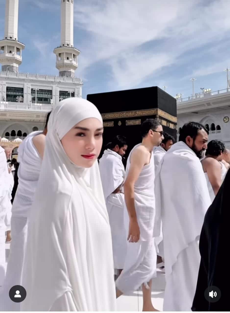 Celine Evangelistea terharu bisa cium Kabah di Mekkah. (instagram celineevangeliste)