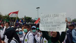 Mahasiswa UNS Geruduk DPRD Solo, Tuntut TNI Kembali ke Barak