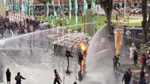 Aksi Revisi UU TNI Surabaya Rusuh, Petugas Represif Wartawan Jadi Korban Pemukulan, Sejumlah Aktivis Ditangkapi