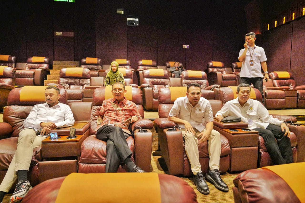 Menteri Kebudayaan Fadli Zon bersama Rafi Ahmad menonton film bertema sejarah, Timur. (Ist)