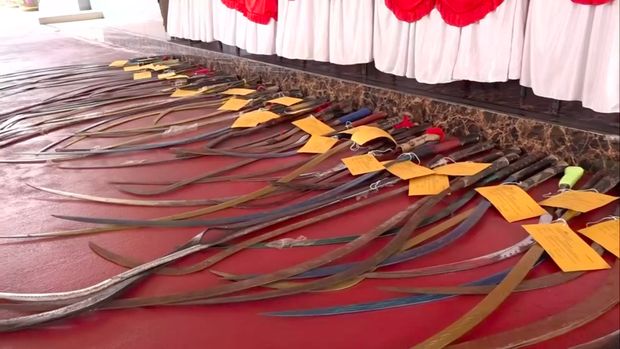 Senjata tajam yang diamankan petugas Polres Jakarta Utara dalam penggerebekan di Tanjung Priok. (Ist)