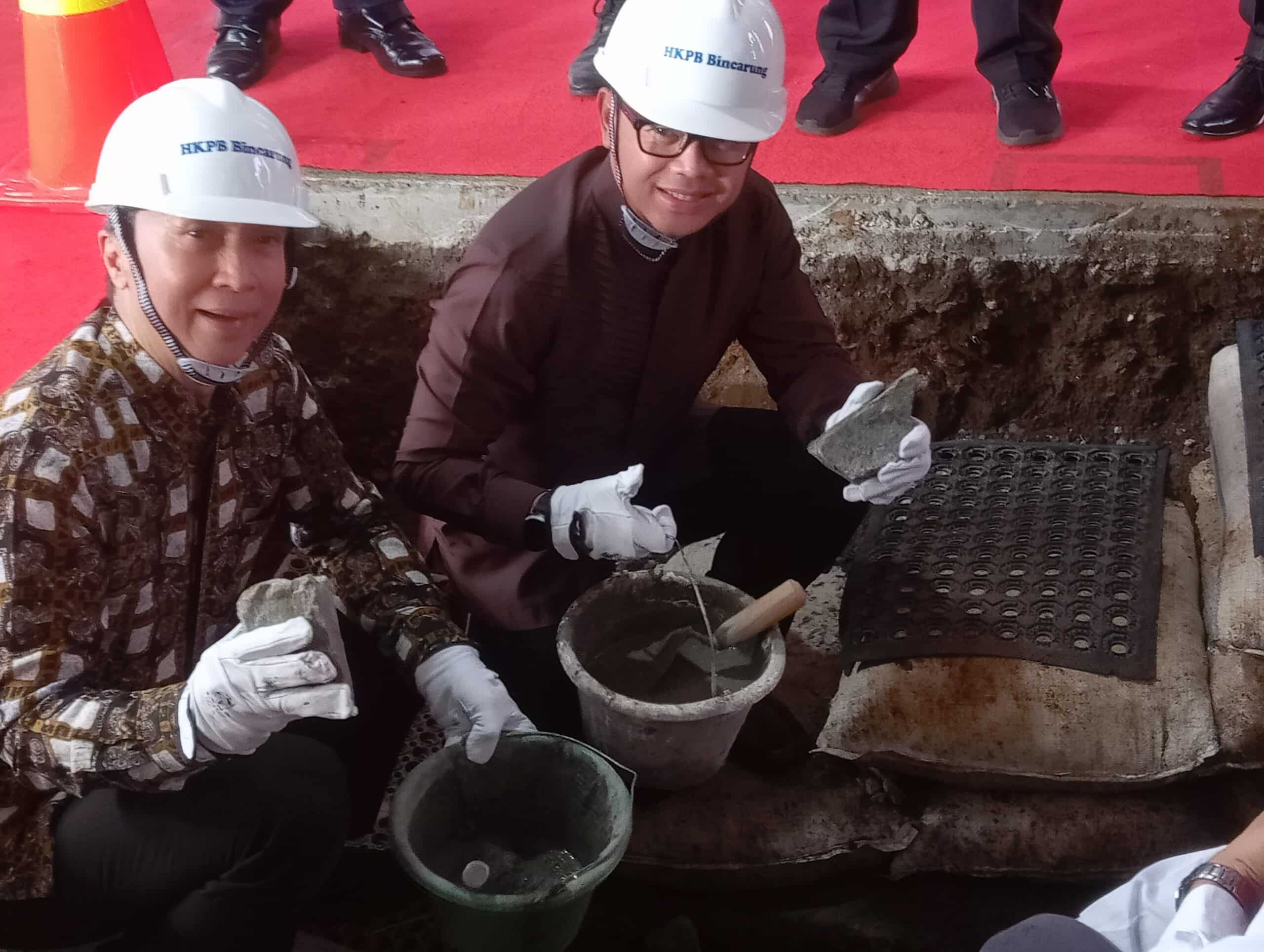 Wamendagri RI, Bima Arya, dan Wali Kota Bogor, Dedie Rachim, secara simbolis melakukan peletakan batu pertama pembangunan gedung Gereja HKBP Bincarung. (KIS/NICKO)