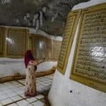 Salah satu pengunjung sedang menikmati ke indahan ayat-ayat Al Quran berukuran besar (KIS/IST)