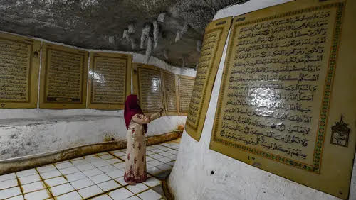 Salah satu pengunjung sedang menikmati ke indahan ayat-ayat Al Quran berukuran besar (KIS/IST)