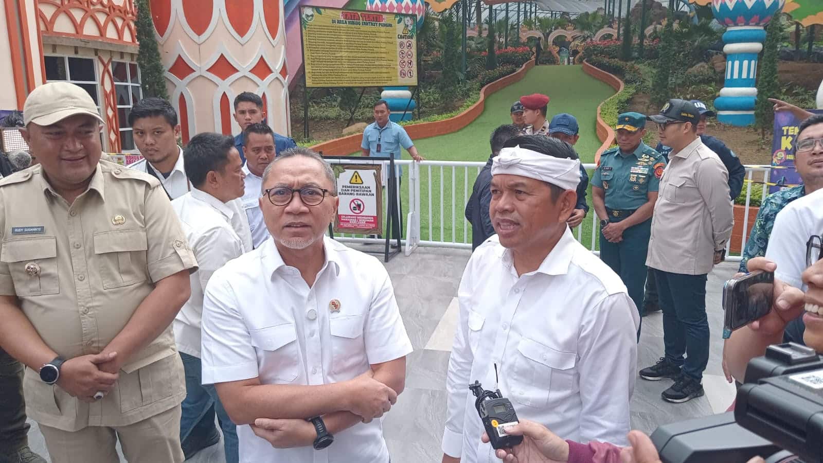 Gubernur Jawa Barat, Dedi Mulyadi, saat melakukan kunjungan ke sejumlah tempat wisata di Puncak (KIS/NICKO)