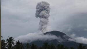 Gunung Ibu Erupsi Semburkan Abu Vulkanik Setinggi 500 Meter