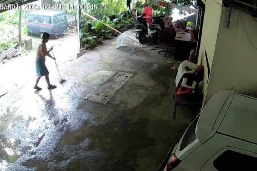 VIRAL! Video Seorang Ibu Nyaris Tertimbun Tanah Longsor saat Nyapu Rumah, Netizen Dibuat Tercengang