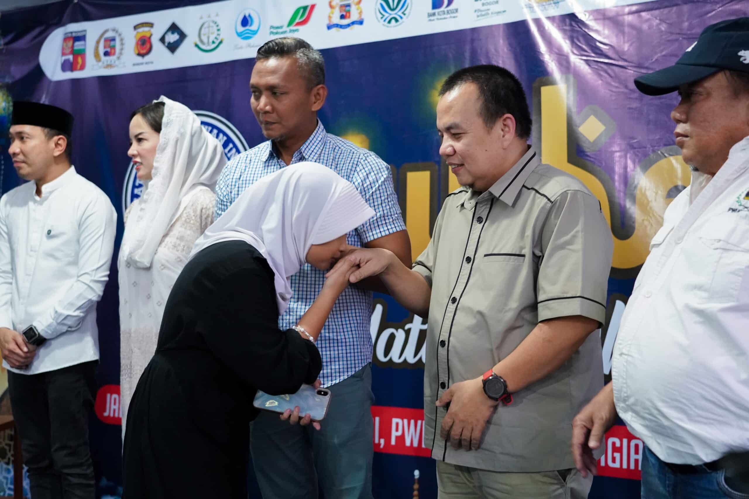 Ketua DPRD Kota Bogor, Adityawarman Adil mengapresiasi PWI Bogor yang memberikan santunan kepada anak yatim. (Nicko/KIS)