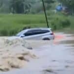Mobil Hanyut Terbawa Arus usai Nekat Terobos Banjir di Bekasi (Instagram/@net2netnews.reborn)