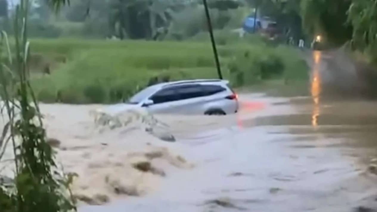 Mobil Hanyut Terbawa Arus usai Nekat Terobos Banjir di Bekasi (Instagram/@net2netnews.reborn)