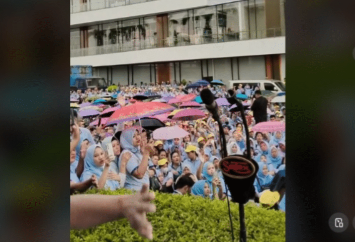 Video Ribuan Karyawan Sritex Bernyanyi Lagu Perpisahan (tiktok.com/@anggiiwae)