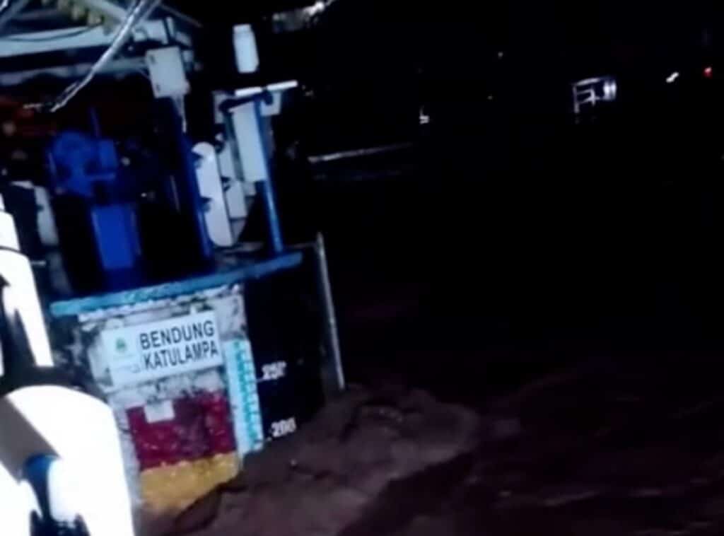 Banjir Jakarta Meluas, Kepolisian Bantu Evakuasi Warga