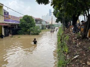 Hujan Deras Picu Banjir di 20 Titik Kota Bekasi, Ketinggian Air Mencapai 3 Meter