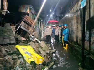 Dua Rumah di Ciputat Roboh, Dihajar Hujan Deras Semalaman