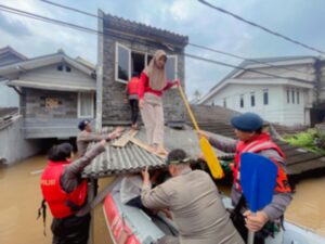 Bintaro Dilanda Banjir, Kapolres Jaksel Kerahkan Perahu Karet dan Bantuan Sembako