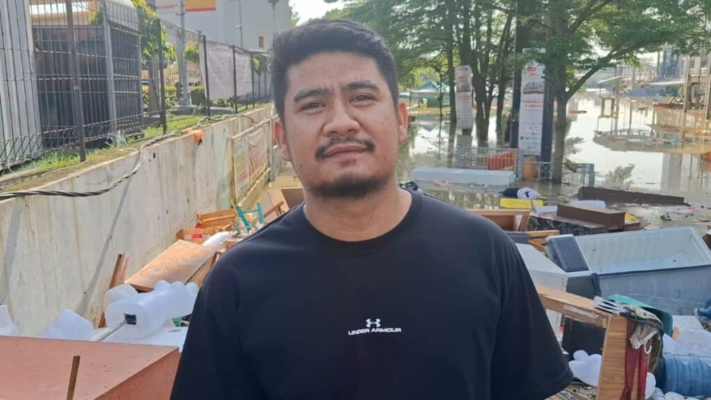 Pedagang Mega Bekasi Hypermall Rugi Ratusan Juta Akibat Banjir Besar
