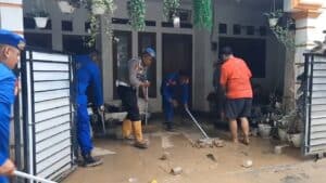 Polairud Baharkam Polri Ikut Bantu Bersihkan Sisa Banjir di Bekasi Timur