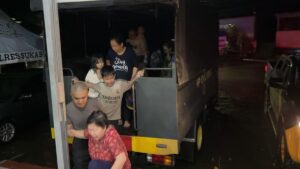 Polisi Bersama Basarnas Evakuasi Korban Banjir di Palabuhanratu, Sukabumi