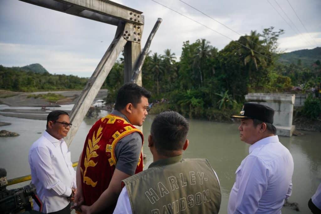 Bobby Nasution Janji Bangun Jembatan yang Ambruk di Desa Tuwuna, Nias Barat, Tahun Ini