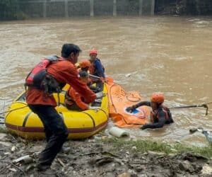 Jasad Pria Hanyut di Jatiasih Akhirnya Ditemukan dalam Tumpukan Sampah