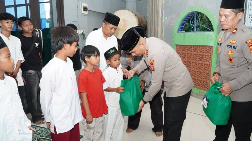 Polres Cirebon Kota Salurkan Bantuan Ramadan, Kapolri Pantau Langsung via Zoom
