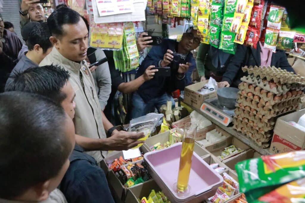 Polda Jabar Gelar Operasi Pasar ‘Sidak Harga dan Takaran Minyak Kita’