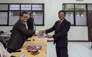 Rohidin, Sang Pegiat Cagar Budaya Raih Predikat Cum Laude