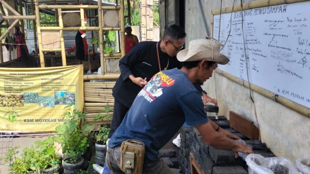 Kelola Sampah Jadi Berkah: KSM Motekar Mekar Hasilkan Pupuk dan Paving Block di Garut