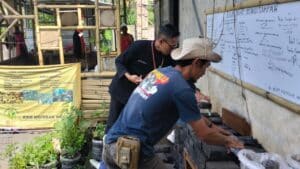 Kelola Sampah Jadi Berkah: KSM Motekar Mekar Hasilkan Pupuk dan Paving Block di Garut