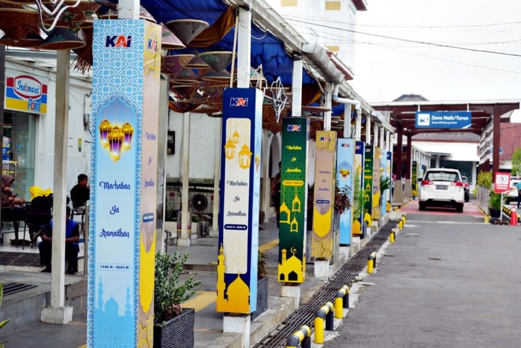 Stasiun Cirebon Semakin Semarak dengan Ornamen Ramadan dan Idul Fitri 2025