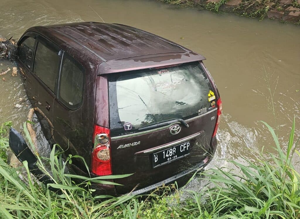 Polsek Jatiuwung Bersama Dishub dan BPBD Kota Tangerang Evakuasi Mobil Hanyut Terbawa Arus Banjir