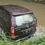 evakuasi mobil hanyut