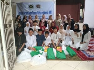 Ketum IKWI Pusat Berbagi kepada Anak Yatim di Rumah Az-zahra Limo Depok