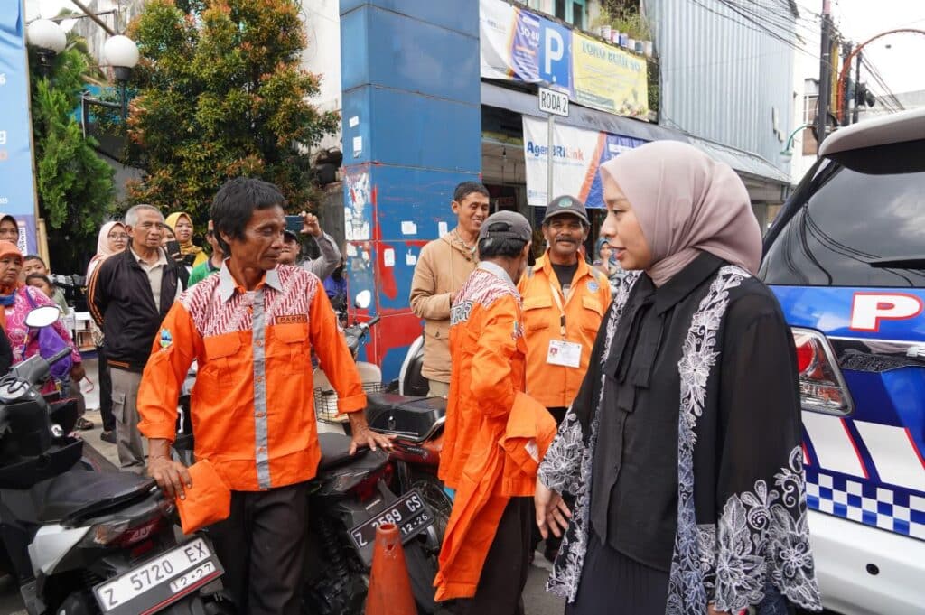 Juru Parkir di Perkotaan Garut Mengenakan Seragam Batik Khas, Pertama di Dunia!