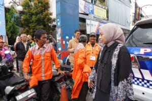 Juru Parkir di Perkotaan Garut Mengenakan Seragam Batik Khas, Pertama di Dunia!