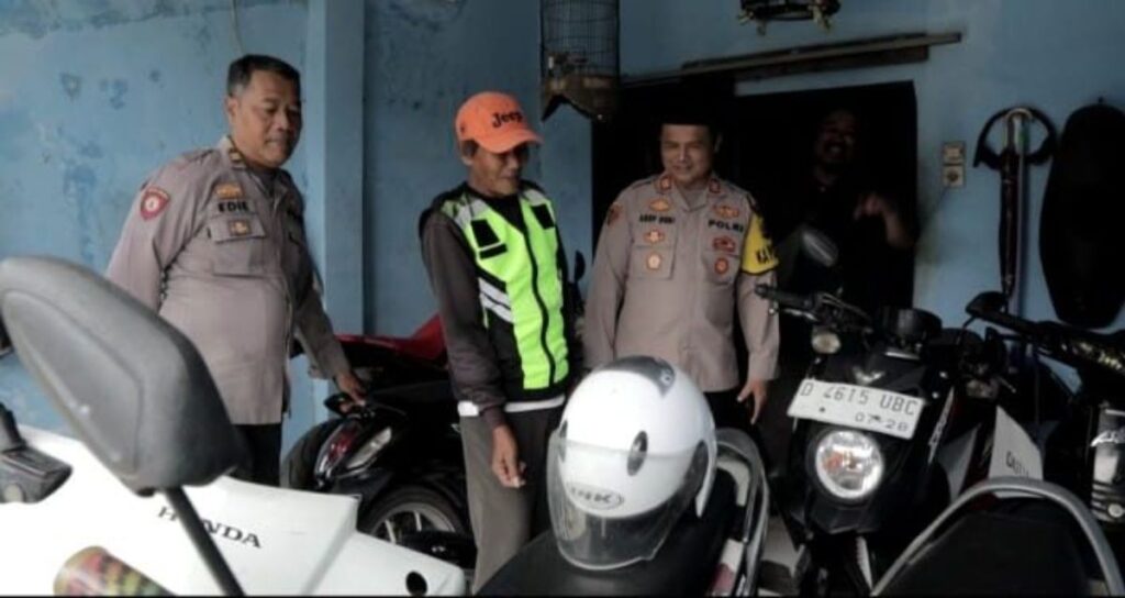 Polsek Pameungpeuk Garut Peduli, Sumbang Sepeda Motor kepada Tukang Ojek Korban Penipuan, Inspiratif!