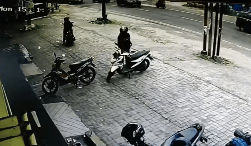 Aksi pencurian sepeda motor Honda Beat di jember (Facebook/IWJ)