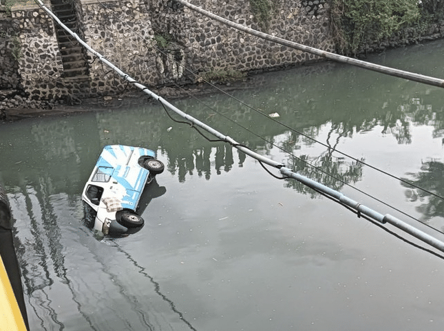 Ambulans Pembawa Jenazah di Bali Nyebur ke Sungai (Polres Jembrana)