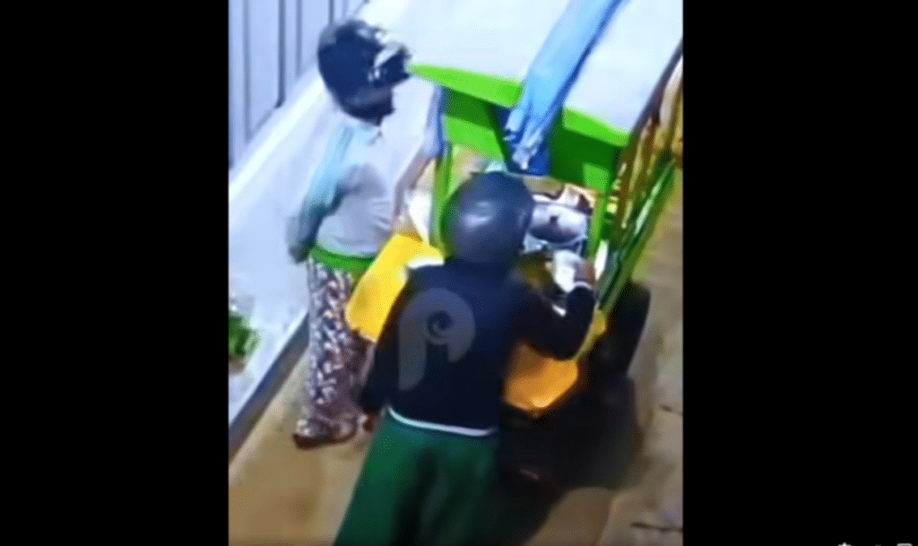 Viral! Video Dua Sejoli Curi Uang Milik Ibu Penjual Makanan, Netizen: Mudah-mudahan Cepat Ketangkep