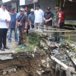 Bupati Bogor, Rudy Susmanto, saat meninjau jembatan ambruk di Cipicung (KIS/IST)